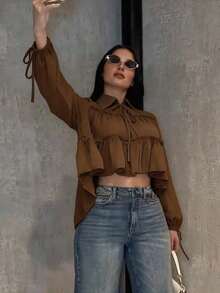 Camisa elegante y casual para mujer, diseño asimétrico, manga farol con lazo en el cuello, tela tejida de unicolor con bajo plisado, elegante para uso diario, citas, vacaciones, primavera/verano en color blanco - Marrón - Ver 6