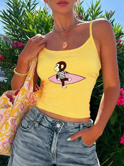 Camiseta de tirantes amarilla con estampado de mono surfista de dibujos animados para mujer, ajustada y corta, versátil, adecuada para verano, playa, citas, vacaciones y uso diario