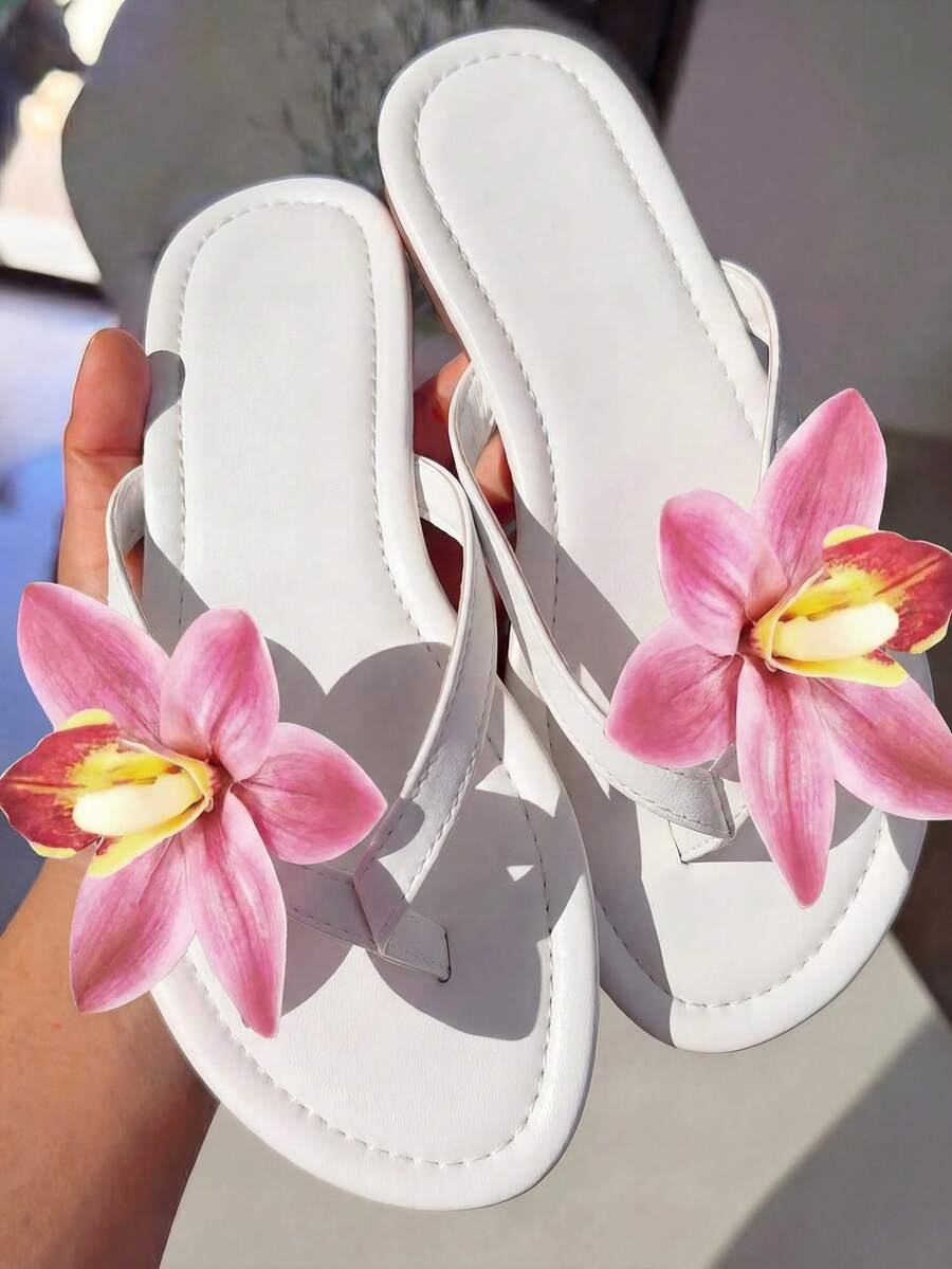 planare Nuevas sandalias planas de verano para mujer, de estilo casual y vacacional, con correa y punta redonda (dirección de la flor aleatoria), sandalias blancas, zapatos planos blancos para mujer, zapatos de verano para mujer, sandalias de vacaciones de verano, chanclas de verano, chanclas con flor de magnolia, sandalias - Flores blancas y de color rojo púrpura - Ver 1