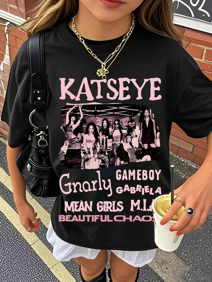 Girl's Clothing, KATSEYE English Street Pattern Printed T-Shirt - Casual Round Neck, Short Sleeved, Washable - Spring/Summer/Autumn, Fashionable, Streetwear - 黑色 - 查看 1