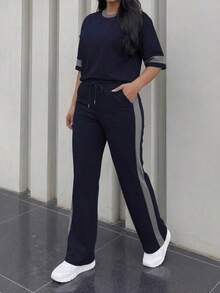 Conjunto de 2 piezas para mujer de primavera/verano, top de manga corta de cuello redondo y contraste de color casual y versátil, y pantalones rectos de cintura alta con cordón - Azul marino + gris - Ver 3