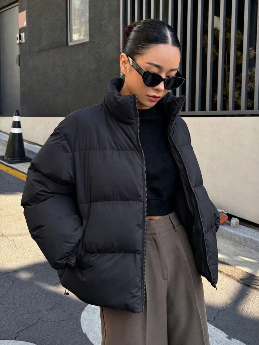 This Women's French-Style Coat Features A Stand-Up Collar Inspired By European And American Aesthetics And A Zipper Closure. Perfect For Valentine's Day Dates. A Wardrobe Essential For Spring And Summer Beach Weddings, Birthdays, And Vacations. Elegant And Comfortable, It's Perfect For Commuting, Professional Settings, And Business Casual Wear. It Flatters Your Figure And Is Versatile For Vacation And Back-To-School. Perfect For Street Style, Y2K-Inspired Gatherings, Dates, Beach Trips, At-Home Wear, And Travel. A Versatile Design, Perfect For Couples And Family Outfits. Suitable For Back-To-School Parties, Birthdays, Semester Breaks, Valentine's Day, New Year's Outfits, Holiday Tops, Women's Winter Wear, And Holiday Tops. Black Puffer Jacket. - 黑色 - 查看 1