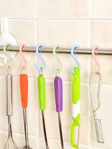 Móc treo hình chữ S đa năng, làm bằng nhựa bền, có thể dùng để treo quần áo, khăn tắm và mũ. Không cần dụng cụ khoan để lắp đặt, thích hợp cho tủ quần áo, phòng tắm, nhà bếp, xe RV và ký túc xá. - Nhiều màu - Xem 12