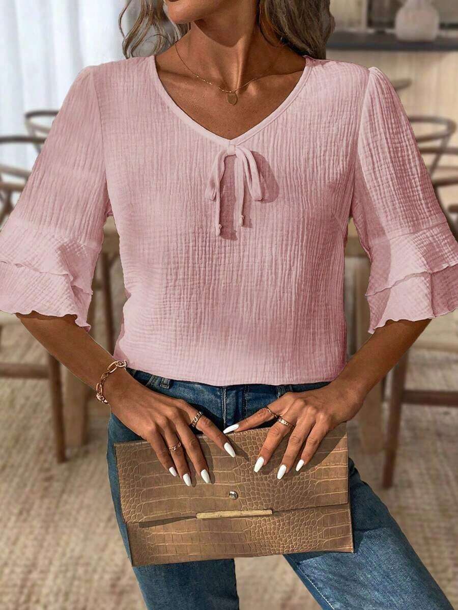Blusa casual de algodón y lino para mujer, con cuello en V y lazada decorativa en el pecho.Cuenta con mangas cortas acampanadas de doble volante y tela texturizada transpirable, ideal para looks frescos y cómodos de primavera y verano. - Rosa coral - Ver 1