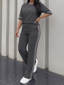 Conjunto de 2 piezas para mujer de primavera/verano, top de manga corta de cuello redondo y contraste de color casual y versátil, y pantalones rectos de cintura alta con cordón - Gris oscuro + gris - Ver 2
