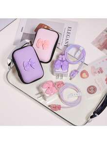 Bộ 6 món gồm sạc Apple, ốp bảo vệ, cáp dữ liệu, tai nghe có dây và tai nghe không dây, túi đựng EVA. - Bộ sáu món nơ tím - Xem 5