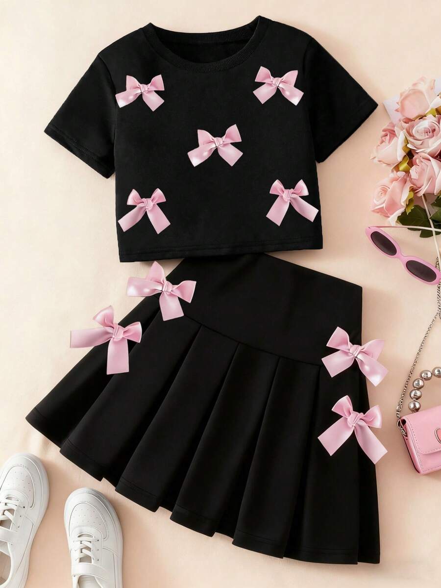 Bộ đồ bé gái gồm áo ngắn tay cổ tròn in chữ và chân váy. - màu đen - Xem 1
