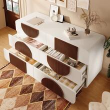 Commode à 6 tiroirs au design incurvé, élégant buffet blanc avec détails en bois couleur chocolat, tiroirs coulissants silencieux et dispositif anti-basculement, 121 x 71 x 41 cm (largeur/hauteur/profondeur). - Blanc - Voir 2
