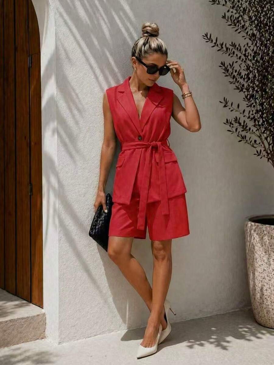 ADD MODA, REF: H972   Conjunto feminino, terno de duas peças, blusa sem mangas com cinto, shorts cintura alta, sofisticação, estilo moderno, peça versátil, visual elegante, look para qualquer ocasião, alfaiataria casual, design atual, cores vibrantes, acabamento de alta qualidade, moda sofisticada, item essencial, estilo único, frescor primavera-verão, coleção estilosa. - Vermelho - Visão 1