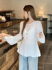 Blusa elegante de estilo femenino para mujer, con diseño de dos piezas simuladas: una blusa transparente de manga larga con cuello redondo y una camisola de tirantes con escote en V.La tela es ligera y fresca, con mangas acampanadas, ideal para looks chic y versátiles de primavera y verano. - Blanco - Ver 4
