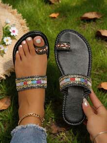 Sandalias planas de mujer con diseño de dedo abierto, estructura de anillo para el dedo, patrón tejido bohemio, livianas, ideales para la playa, vacaciones y uso casual - Negro - Ver 3