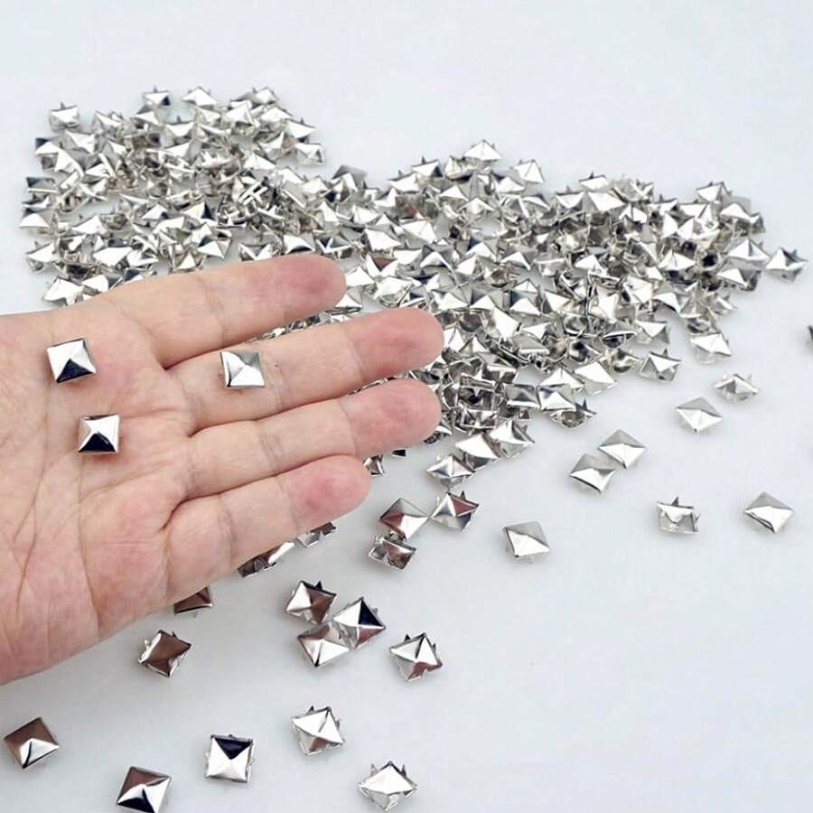 500 chiếc đinh tán kim loại hình chóp vuông 10mm màu bạc, kiểu dáng punk rock, 4 chấu, thích hợp để tự làm đồ da, túi xách, quần áo, giày dép. Đồ dùng thủ công mỹ nghệ và may vá.