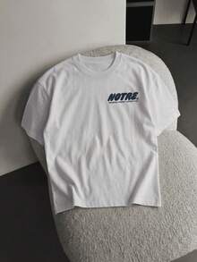 Camiseta masculina de verão casual e folgada com estampa "NOTRE SUCCES" e gola redonda, manga curta. Ideal para casa, escritório, atividades ao ar livre, cidade, uso casual, rua, lazer, jovens, minimalista, universitário, retrô, versátil, texturizada, elegante, personalizada e esportiva. - Branco - Ver 3
