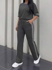 Conjunto de 2 piezas para mujer de primavera/verano, top de manga corta de cuello redondo y contraste de color casual y versátil, y pantalones rectos de cintura alta con cordón - Gris oscuro + gris - Ver 3