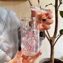 1个蝴蝶结印花带盖吸管杯 - 罐形杯，非常适合盛装冰咖啡。也可用于盛装茶、果汁或牛奶；是理想的生日礼物，也非常适合在办公室、餐厅、教室、野餐、派对、情人节和新年庆祝活动中使用。 - 彩色 - 查看 4