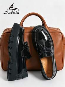 Salkin 新款男士设计师款一脚蹬乐福鞋，英伦风情，柔软舒适，圆头设计，优雅正式的真皮鞋，亮面漆皮，防滑厚底，适合休闲、约会、派对、婚礼等场合，是春夏秋季的理想礼物。注意：尺码偏小，建议选购大一码。 - 黑色 - 查看 7