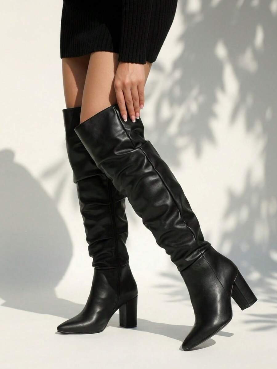 Botas altas de tacón ancho y plataforma, una propuesta que combina diseño contemporáneo, silueta estilizada y materiales de fácil mantenimiento; conviértelas en el elemento distintivo de tu guardarropa y juega con su altura para lograr desde estilos audaces hasta composiciones refinadas, aprovechando su comodidad durante jornadas largas; gracias a su variedad cromática, elige entre diferentes tonos para expresar tu personalidad en cada temporada o situación - Negro - Ver 1