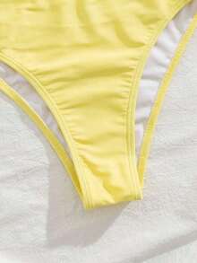 Bikini elegante chic de verano para mujer  2026 conjunto dos piezas color rojo sólido top con detalle metálico dorado y parte inferior de corte clásico look ideal para vacaciones, fiestas en la playa y fotos de verano - Amarillo 1 - Ver 6