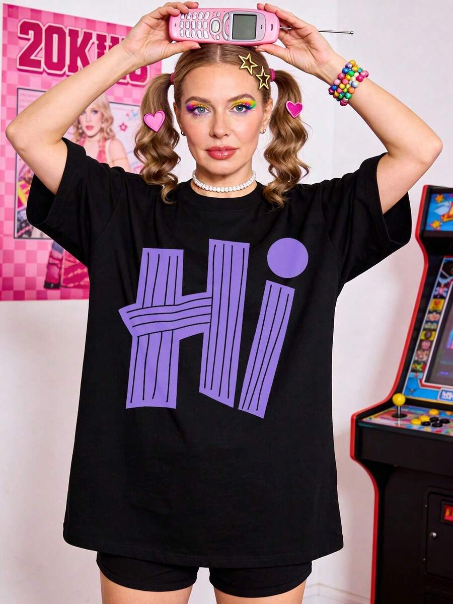 Camiseta de manga corta para mujer, de estilo casual de verano, con cuello redondo suave, que presenta un estilo minimalista americano de alta costura versátil en un color inspirado en la dopamina con la letra HI. Blanco. - Negro - Ver 1