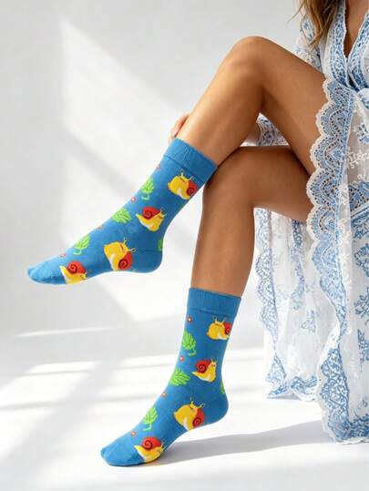 1 đôi tất nữ cao đến giữa bắp chân với họa tiết ốc sên và lá cây, kiểu dáng dễ thương và ngọt ngào, phù hợp để đi làm, hẹn hò, mặc đi học cùng quần lửng, quần short hoặc chân váy.