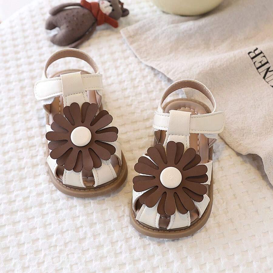 1 đôi dép xăng đan Daisy mới năm 2026 cho bé gái, đế mềm chống trơn trượt, giày công chúa mùa hè cho trẻ em, giày đi biển dán ma thuật cho bé. - Màu be - Xem 1