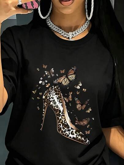 Playera Oversize Mujer "Zapatilla de Tacón Leopardo con Mariposas" - Negra con Estampado Glam y Femenino