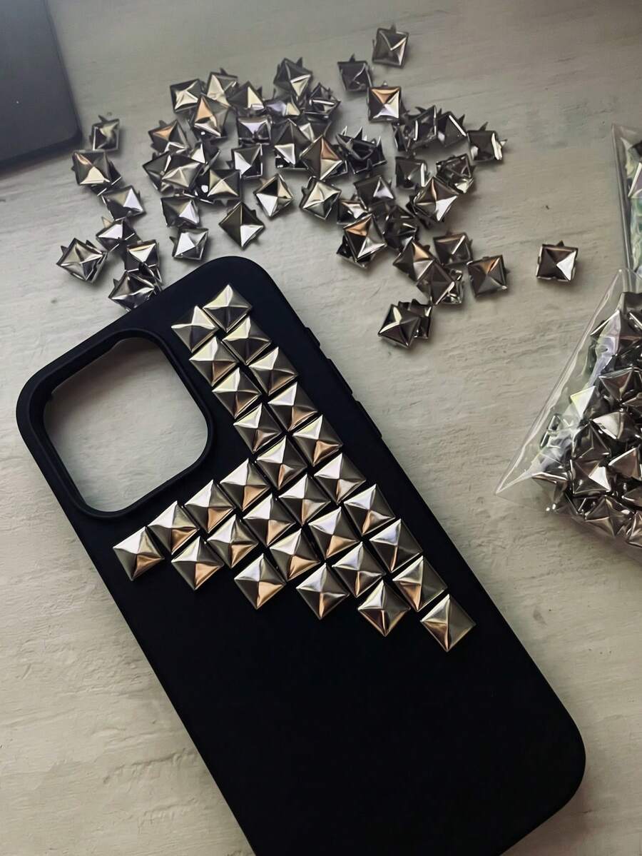 1 chiếc ốp lưng điện thoại Halloween DIY Stud Punk Cool Cross Religious Rock N Roll Rivet Metal Leather tương thích với iPhone 17 Pro Max 16 15 14 13 12 11 Pro Max Plus. - Đinh tán đen không đều - Xem 1