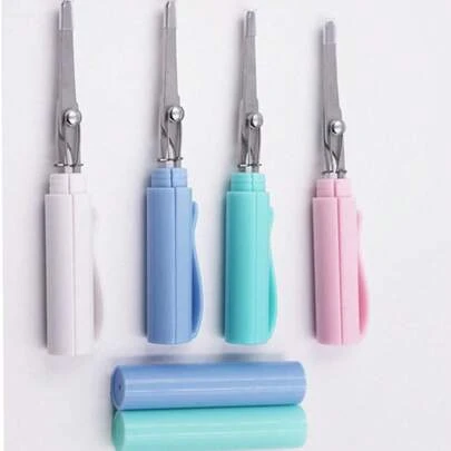 Bộ 2 kéo gấp gọn tiện dụng - Dùng cho may vá, đan móc và thủ công - Có các màu: cam, xanh lá nhạt, trắng, hồng, xanh dương.