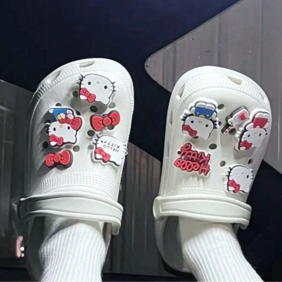 SANRIO Bộ 5 phụ kiện trang trí giày dép chủ đề mèo KT, được thiết kế dành cho guốc, bao gồm hình ảnh nhân vật mèo kinh điển và nơ đỏ đặc trưng, có thể kết hợp tự do cho trang phục hàng ngày, du lịch hoặc thường ngày, dễ dàng cá tính hóa giày và thêm phần thú vị thời trang.