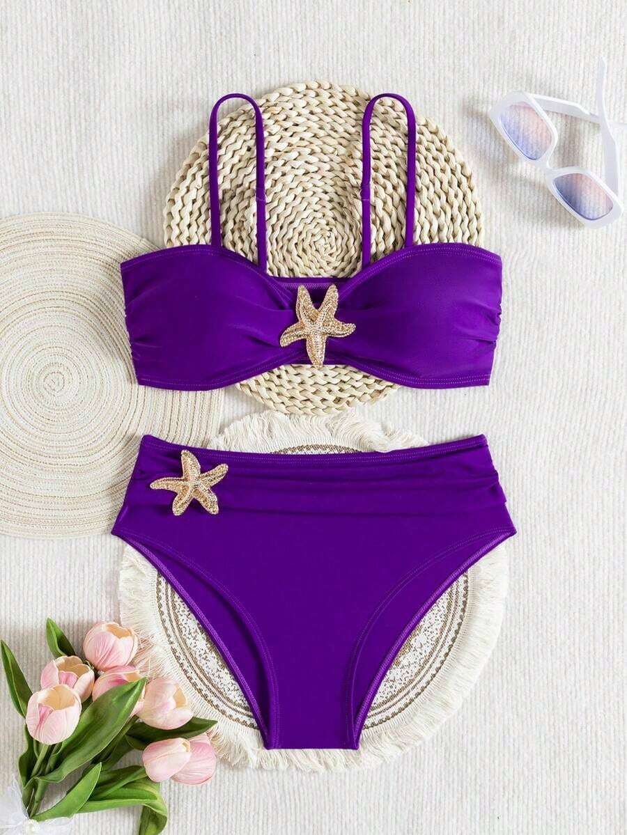 Bikini elegante chic de verano para mujer 2026 conjunto dos piezas color morado sólido con detalles de estrella de mar dorada top bandeau y parte inferior de talle alto que disimula la panza look ideal para playa vacaciones fiestas en la playa y fotos de verano - Morado oscuro - Ver 1