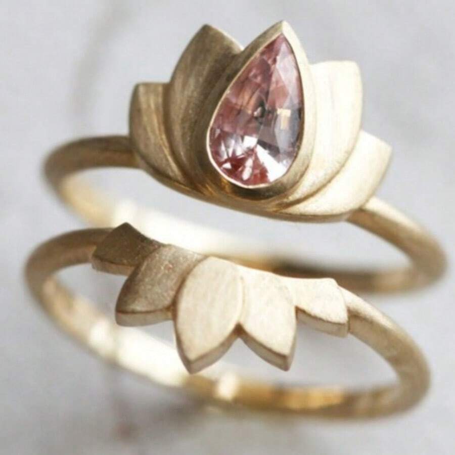 Nhẫn đính hôn bằng đá Zirconia màu hồng đào tổng hợp, bộ nhẫn hình hoa sen bằng đá Zirconia màu xanh dương tổng hợp, bộ nhẫn đính hôn hình hoa sen bằng đá Zirconia màu hồng tổng hợp, bộ nhẫn đá Zirconia màu hồng tổng hợp độc đáo. - Vàng - Xem 1