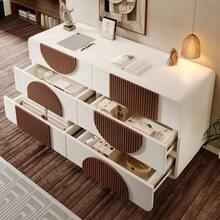 Commode à 6 tiroirs au design incurvé, élégant buffet blanc avec détails en bois couleur chocolat, tiroirs coulissants silencieux et dispositif anti-basculement, 121 x 71 x 41 cm (largeur/hauteur/profondeur). - Blanc - Voir 5