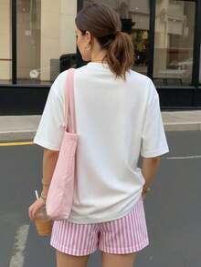 Blusa de manga corta holgada con estampado de letra de fresa, camiseta gráfica de tela suave para uso al aire libre, camiseta de verano con estampado, blusa de verano, atuendo de vacaciones, estilo de viaje, vibra de playa, ropa de resort minimalista en color blanco-Vintage Street Style Unisex Loose Cotton Short Sleeve Crew Neck T-Shirt - Blanco - Ver 2
