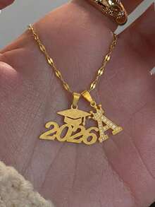 1件精致喷砂不锈钢2026届毕业纪念吊坠，镶嵌闪亮立方氧化锆迷你皇冠字母A-Z可选，男女皆宜，寓意深刻的祝贺珠宝，送给她、女儿、闺蜜、灵魂伴侣，完美的毕业日礼物。 - 金色 - 查看 2