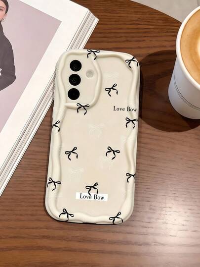 1 chiếc ốp lưng điện thoại bằng chất liệu TPU mềm mại, họa tiết sóng Dopamine màu kem, xếp nếp, có nơ đen trắng dễ thương và dòng chữ "Love", tương thích với Galaxy S21 S22 S23 S24 S25 S26//Honor// v.v.