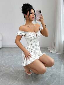 Vestido camisero con volantes en el bajo y hombros descubiertos, estilo vintage con estampado - Vestido entallado de línea A - Blanco y Negro - Ver 7