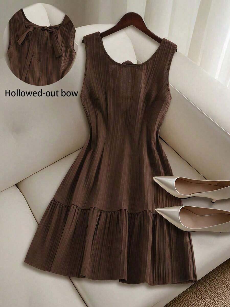 CURVE Vestido mini de mujer talla grande con textura de unicolor, sin mangas, espalda descubierta, lazo, línea A y volantes en el bajo, casual y versátil para el verano - Marrón - Ver 1