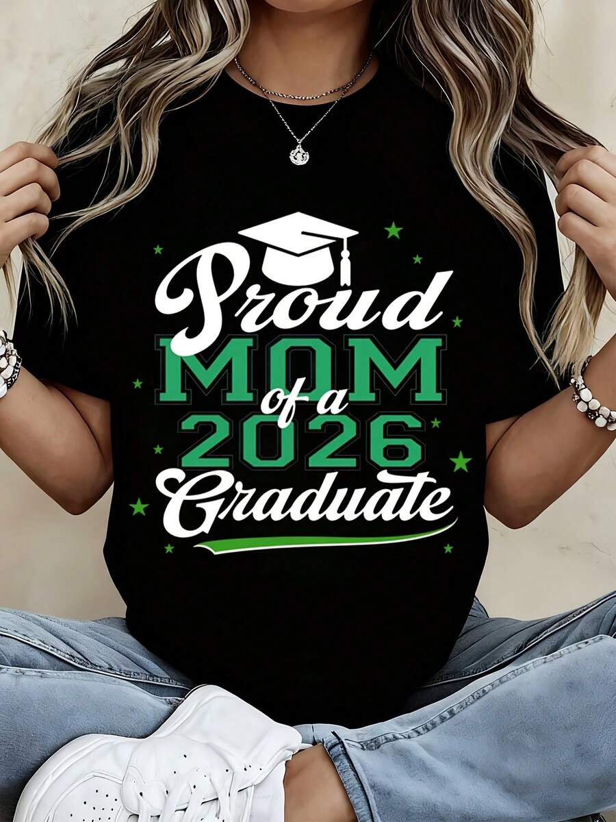 Women's Fashionable T-Shirt Proud Mom Of A 2026 Graduate Graduation Cap Green Stars Design For Mother Of Graduate Celebration Party - 黑色 - 查看 1