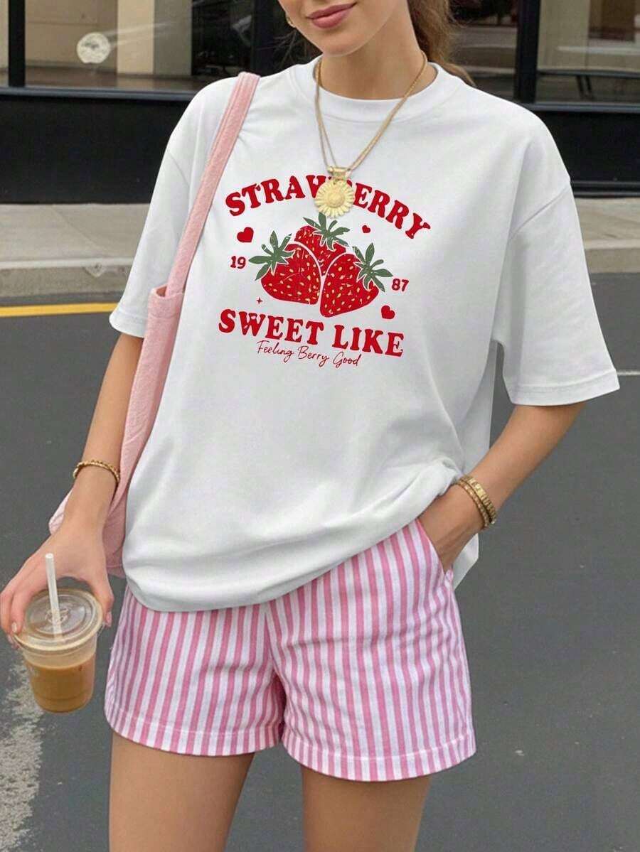 Blusa de manga corta holgada con estampado de letra de fresa, camiseta gráfica de tela suave para uso al aire libre, camiseta de verano con estampado, blusa de verano, atuendo de vacaciones, estilo de viaje, vibra de playa, ropa de resort minimalista en color blanco-Vintage Street Style Unisex Loose Cotton Short Sleeve Crew Neck T-Shirt - Blanco - Ver 1
