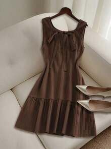 CURVE Vestido mini de mujer talla grande con textura de unicolor, sin mangas, espalda descubierta, lazo, línea A y volantes en el bajo, casual y versátil para el verano - Marrón - Ver 2
