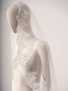 1 chiếc khăn voan cô dâu dài đến đầu ngón tay, kiểu Mantilla viền ren, có lược cài, màu trắng ngà. - Nhiều màu - Xem 7