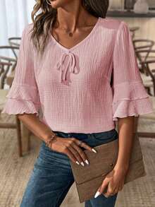 Blusa casual de algodón y lino para mujer, con cuello en V y lazada decorativa en el pecho.Cuenta con mangas cortas acampanadas de doble volante y tela texturizada transpirable, ideal para looks frescos y cómodos de primavera y verano. - Rosa coral - Ver 4