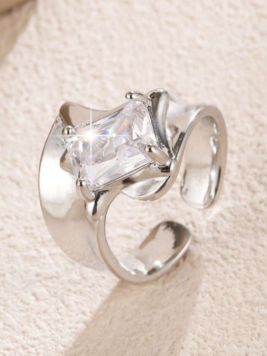 1 chiếc nhẫn nữ bản rộng, thiết kế độc đáo, sang trọng, tối giản, đính đá Zirconia tinh tế.