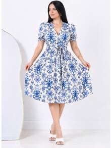 Women's Midi Dress With An Elegant Floral Print, Boat Neckline, Short Puff Sleeves, Crossover Hem, And A-Line Silhouette With A Belt. - 淺藍色 - 查看 3