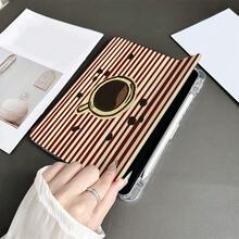 1 chiếc ốp lưng máy tính bảng in hình cốc cà phê sọc đỏ có ngăn đựng bút, tương thích với iPad 10.9/10.2/ Air thế hệ thứ 5/Pro11/10/9.7/Air 2/ (thế hệ thứ 7)/ (thế hệ thứ 8)/ Air 4/5/ Pro 11/ Thế hệ thứ 10 10.9 inch 2022 Smart Case/ Air 13(M3 2025)/ Air 11(M3 2025)/ Air 11(M3 2025)/ 11(A16 2025), chức năng tự động ngủ/thức, tương thích với Galaxy Tab S10+/S9/A9, tương thích với 5/5PR/6/6PRO/7/7PRO, tương thích với Matepad, tương thích với Honor Pad. - Nhiều màu - Xem 5