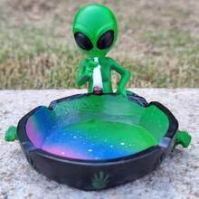 充满宇宙气息的外星人烟灰缸 | 独特的手绘星系风格 | 多功能用途,完美的桌面伴侣,收纳神器 | 适合作为趣味十足的个性化礼物 | 有趣、独特,轻松开启话题!用这款时尚的外星人烟灰缸装饰您的空间!无论作为烟灰缸、钥匙托盘还是装饰品,它都能为您的生活增添独特的风格。 - 彩色 - 查看 2