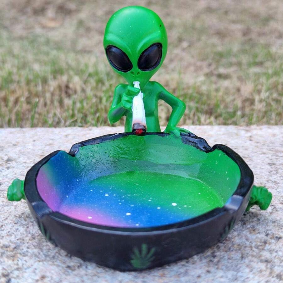 充满宇宙气息的外星人烟灰缸 | 独特的手绘星系风格 | 多功能用途，完美的桌面伴侣，收纳神器 | 适合作为趣味十足的个性化礼物 | 有趣、独特，轻松开启话题！用这款时尚的外星人烟灰缸装饰您的空间！无论作为烟灰缸、钥匙托盘还是装饰品，它都能为您的生活增添独特的风格。
