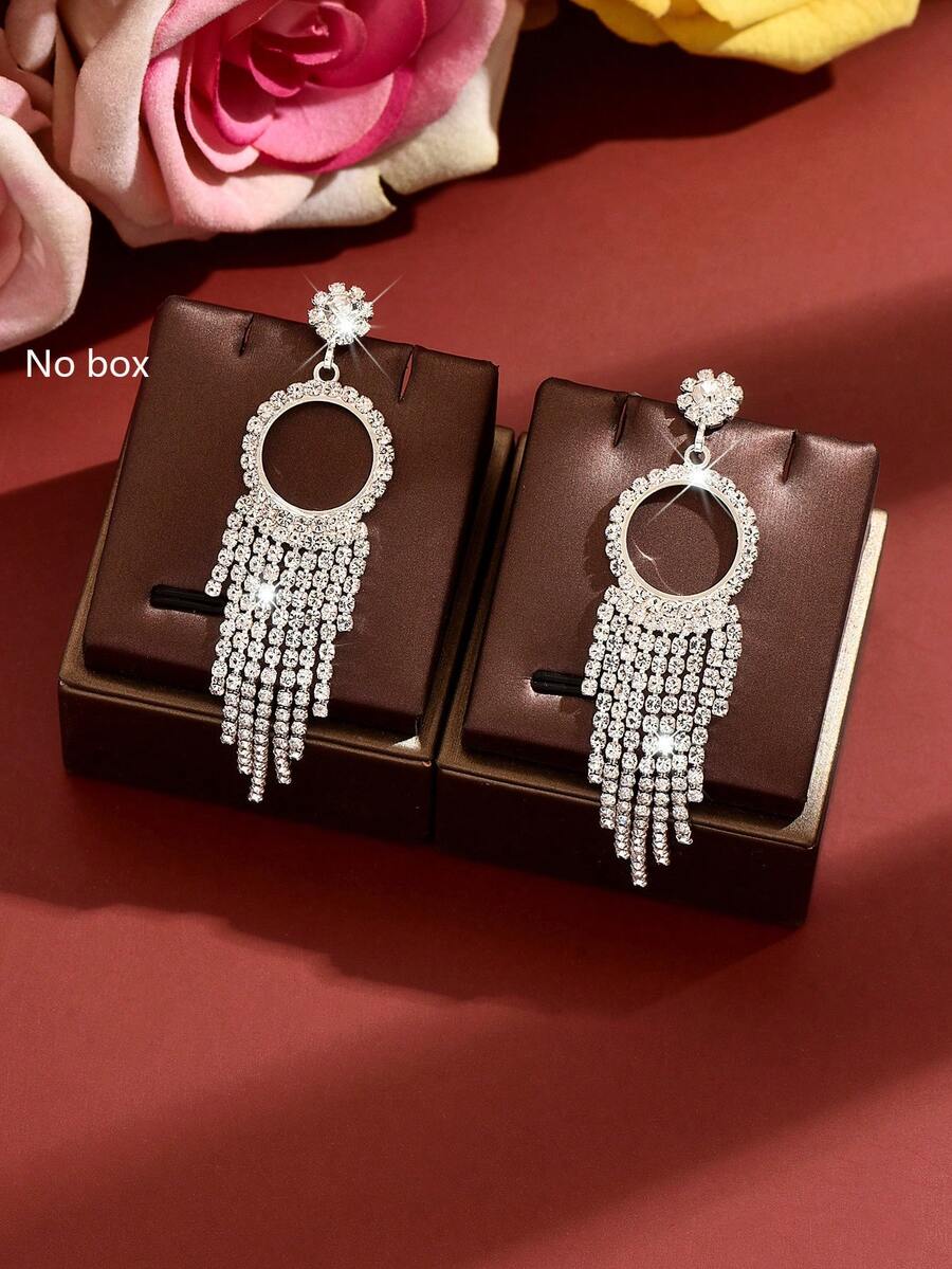 1 Đôi bông tai tua rua bằng đồng, thích hợp làm quà tặng cho phụ nữ trong các dịp cưới hỏi, tiệc tùng, dạ hội và kỷ niệm. - Bạc - Xem 1