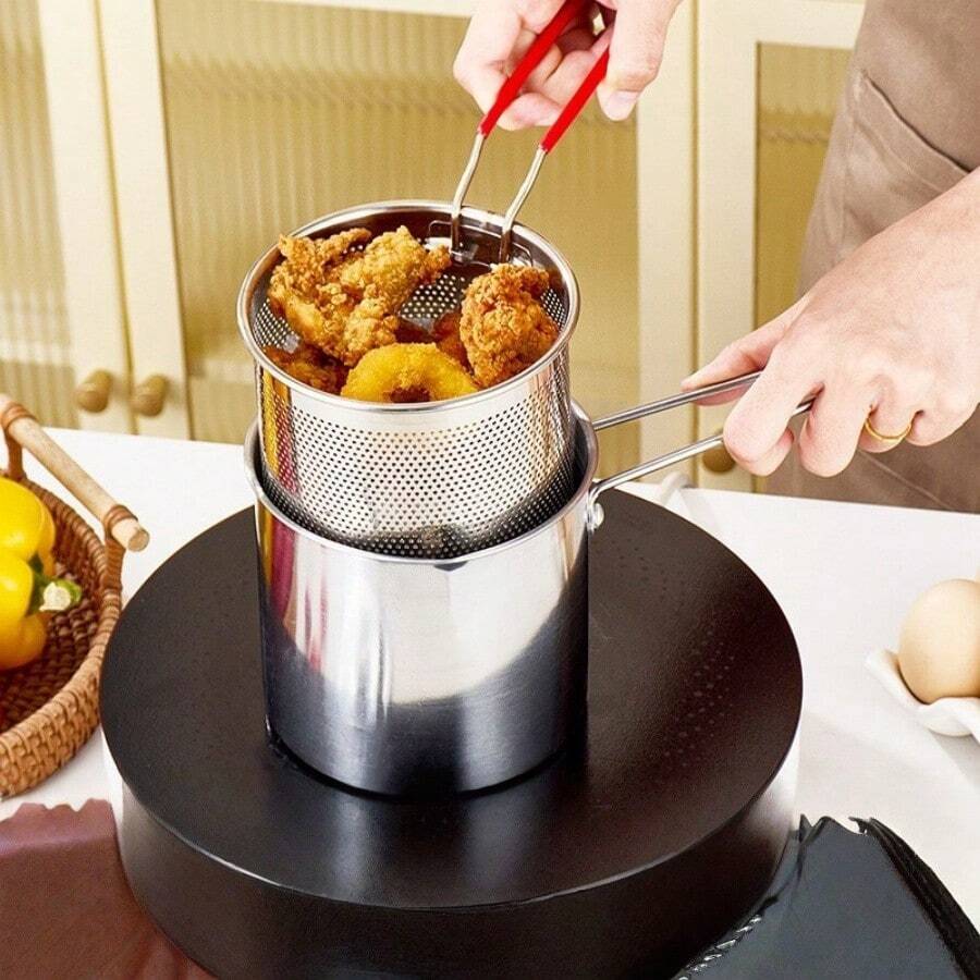 1 buah Penggorengan Stainless Steel, Panci Minyak Rumah Tangga Kecil, Penggorengan Kecil dengan Filter, Penggorengan Mini Hemat Minyak untuk Kompor Elektromagnetik untuk Menggoreng Kentang Goreng, Ayam, Nasi, Kembang Kol, Nugget Ayam, dengan Baki Penghemat Minyak, Penggorengan Mini Praktis dan Nyaman dengan Keranjang Goreng