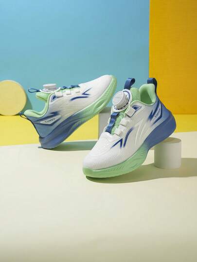 Zapatillas de running de niños con bloques de color, parches con letras y rayas de color degradado, cómodas y transpirables. Zapatillas deportivas de malla de verano con botón giratorio de color degradado. Zapatillas casuales de niño de caña baja blancas y azules. Zapatillas deportivas cómodas y de fácil calzado para niños. Zapatillas de baloncesto